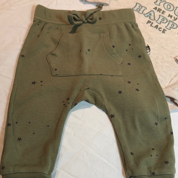 Rabbit + Bear - Organic Cotton Baby Outfit with Green Pants and Gray Top - Picture 4 of 5
